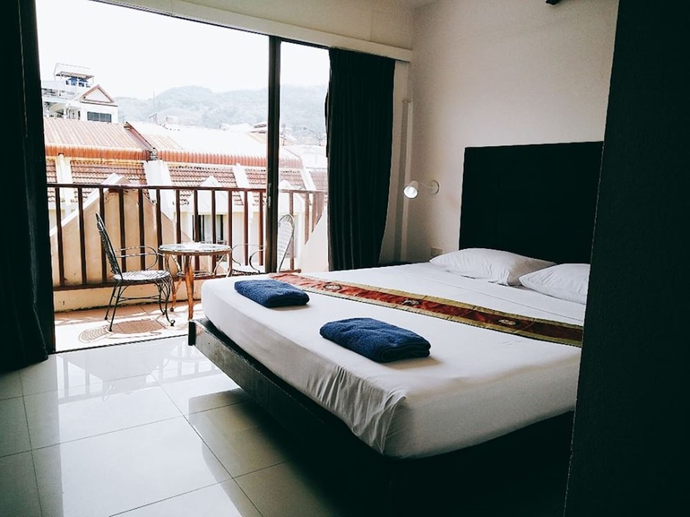 Deluxe Room, 1 Queen Bed photo 1