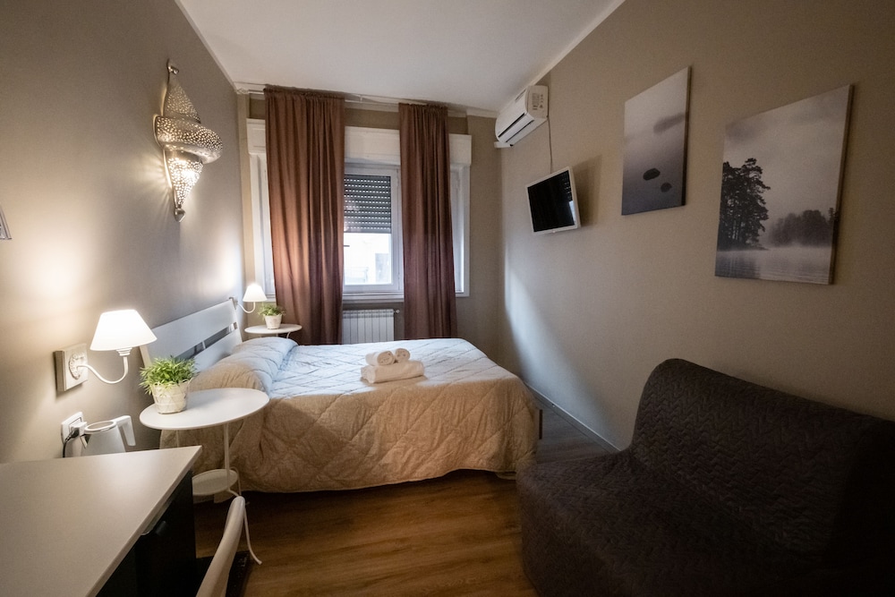 Classic Double Room, 1 Bedroom, Private Bathroom (1-2) - Photo 2