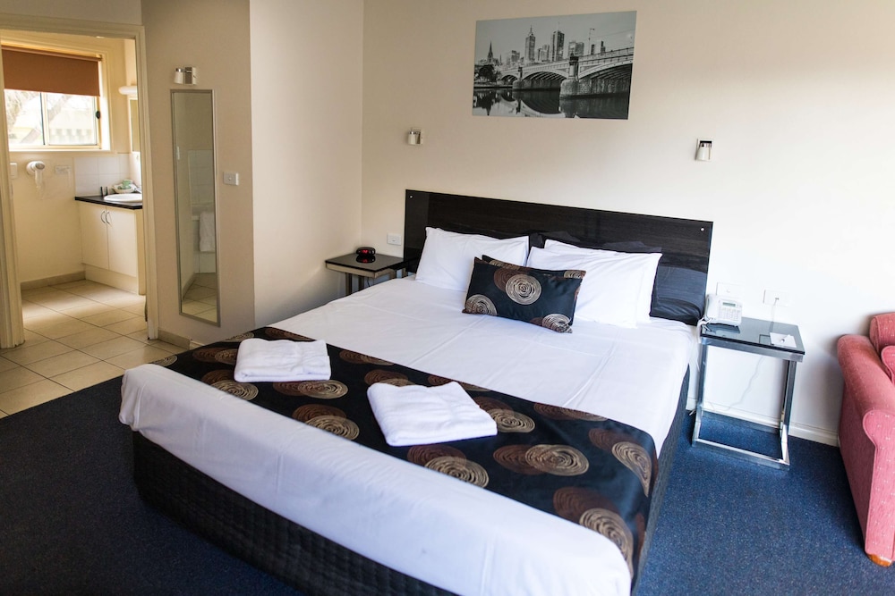 Executive Room, 1 King Bed, Non Smoking, Kitchenette (Larger Room) - Photo 4