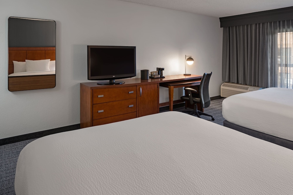 Room, 2 Double Beds (Mobility/Hearing Access, Roll-In Shwr) - Photo 2