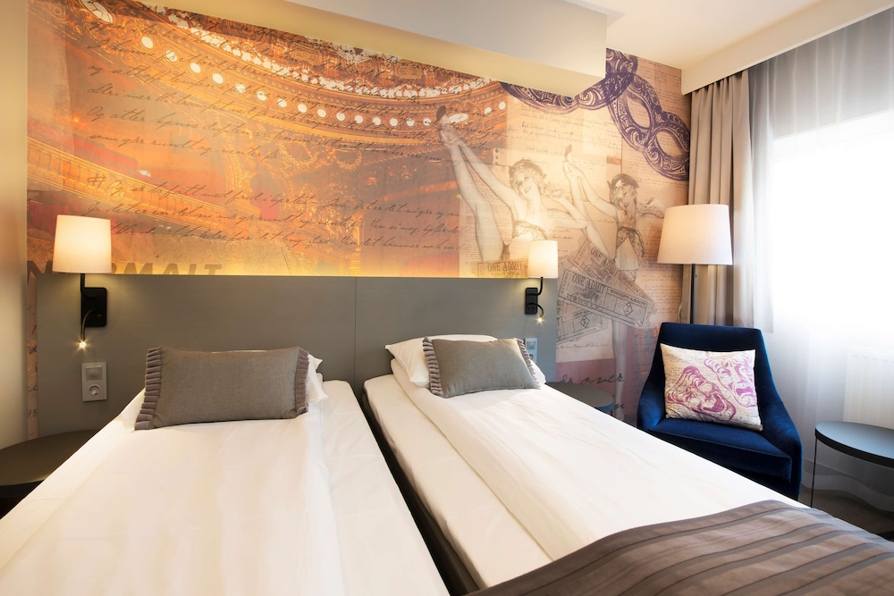 Standard Room, 1 Queen Bed photo 2