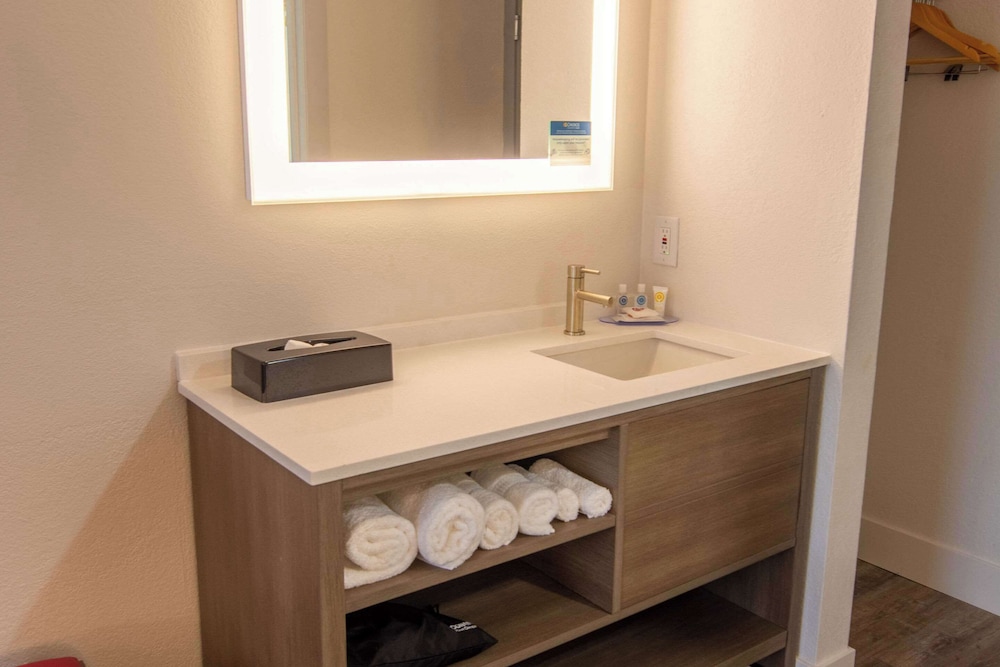 Standard Room, 2 Queen Beds, Non Smoking - Photo 6