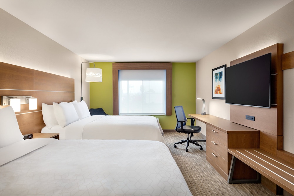 Standard Room, 2 Queen Beds - Photo 8
