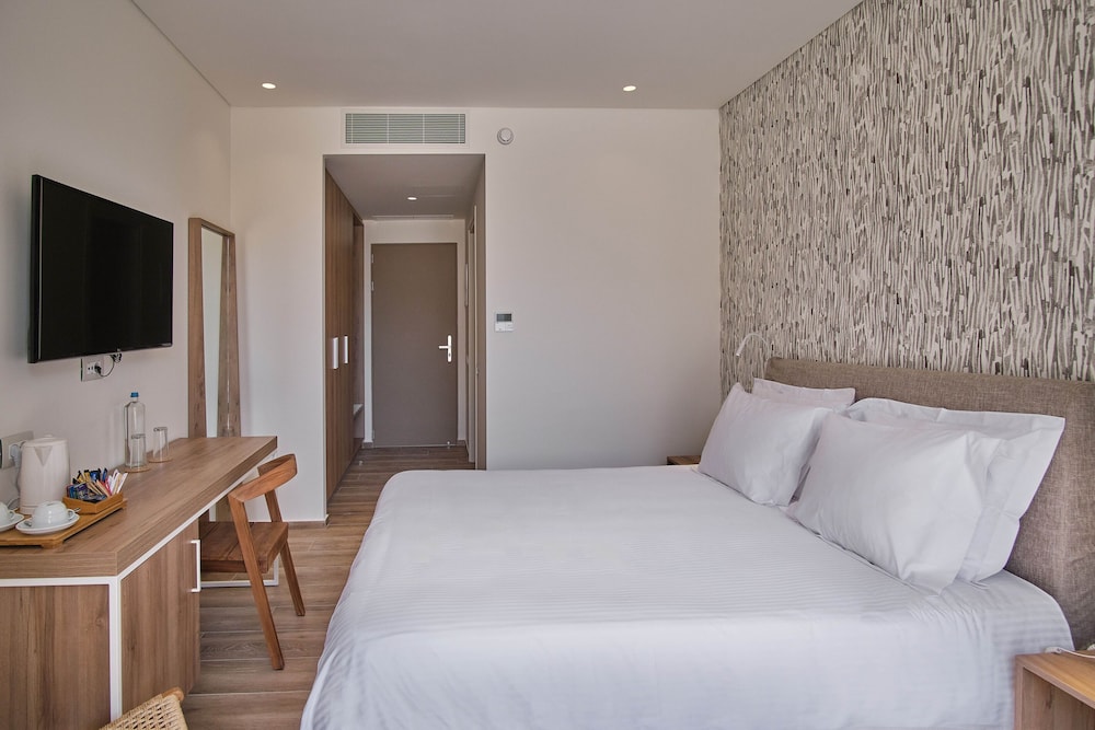 Basic Double Room, 1 Bedroom, Non Smoking, Pool View photo 1