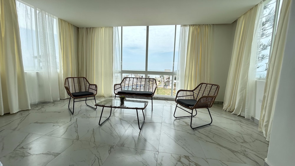 Deluxe Room, 1 King Bed, Beach View photo 3