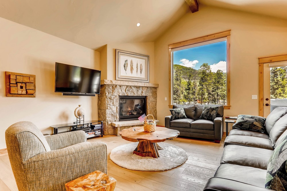 Premier Townhome, Multiple Beds (3 Bed 2.5 Bath with Hot Tub)