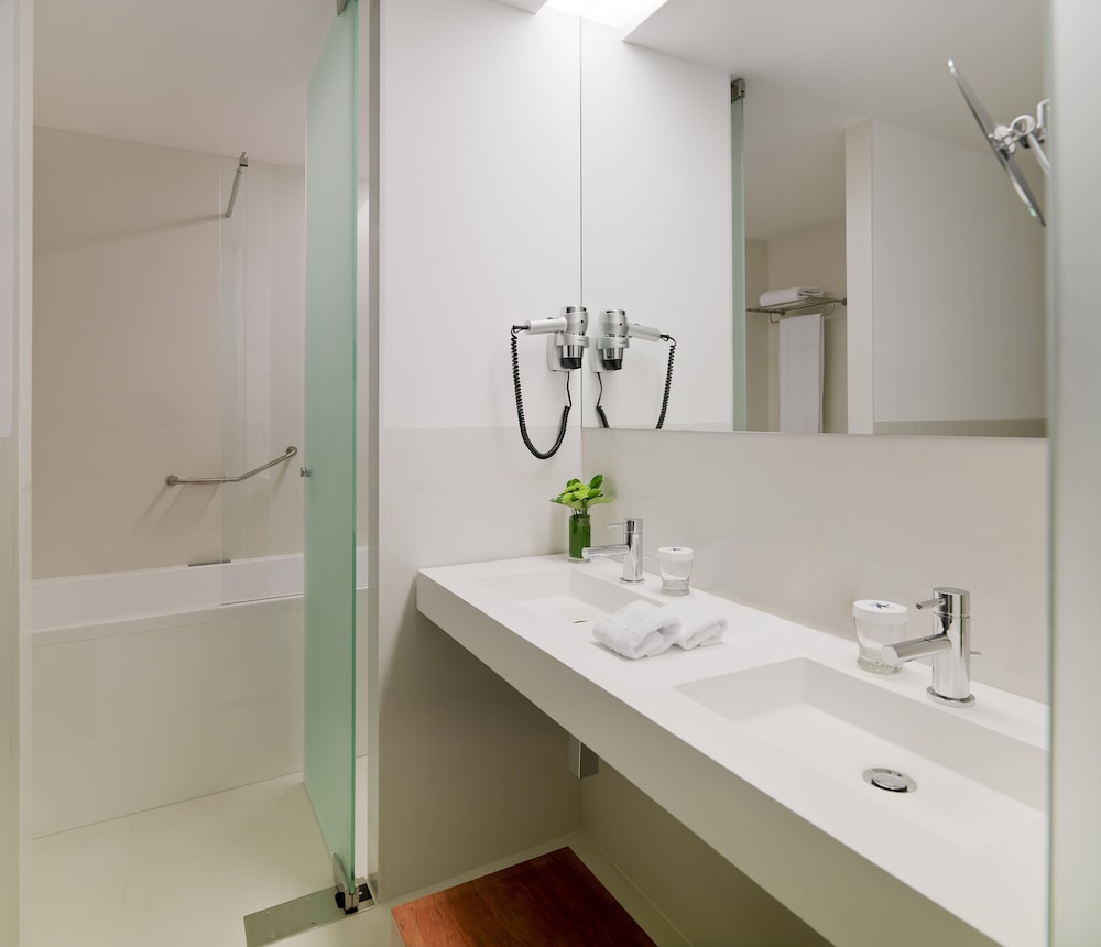 Double Room, Garden View (single use) thumbnail 5