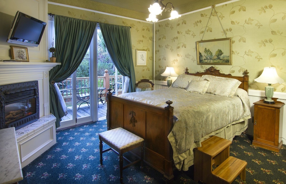 Queen Room w/ View