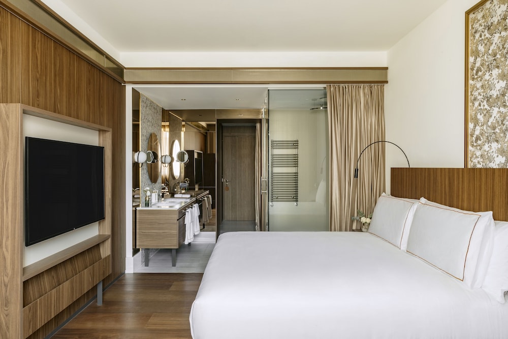 Premier Room, Balcony thumbnail 5