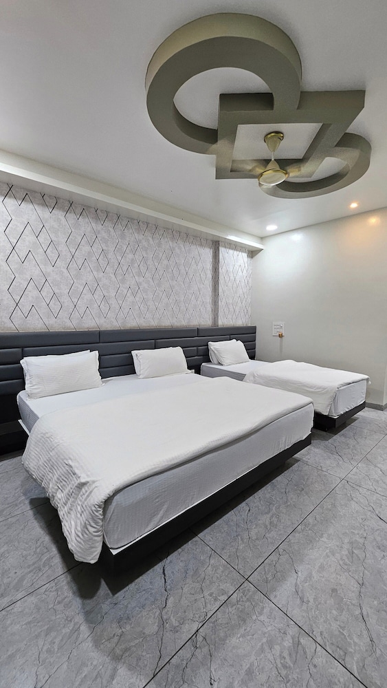 Luxury Three Bedroom - Photo 3