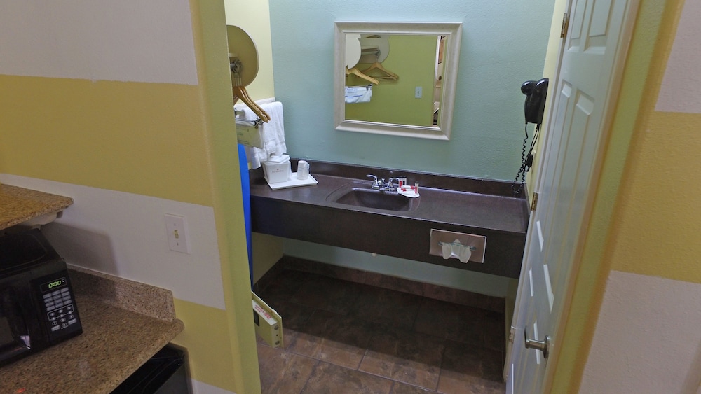 Efficiency, Room, Multiple Beds, Non Smoking - Photo 2