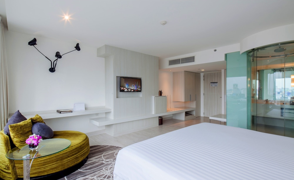 Deluxe Room, 1 King Bed, City View photo 3