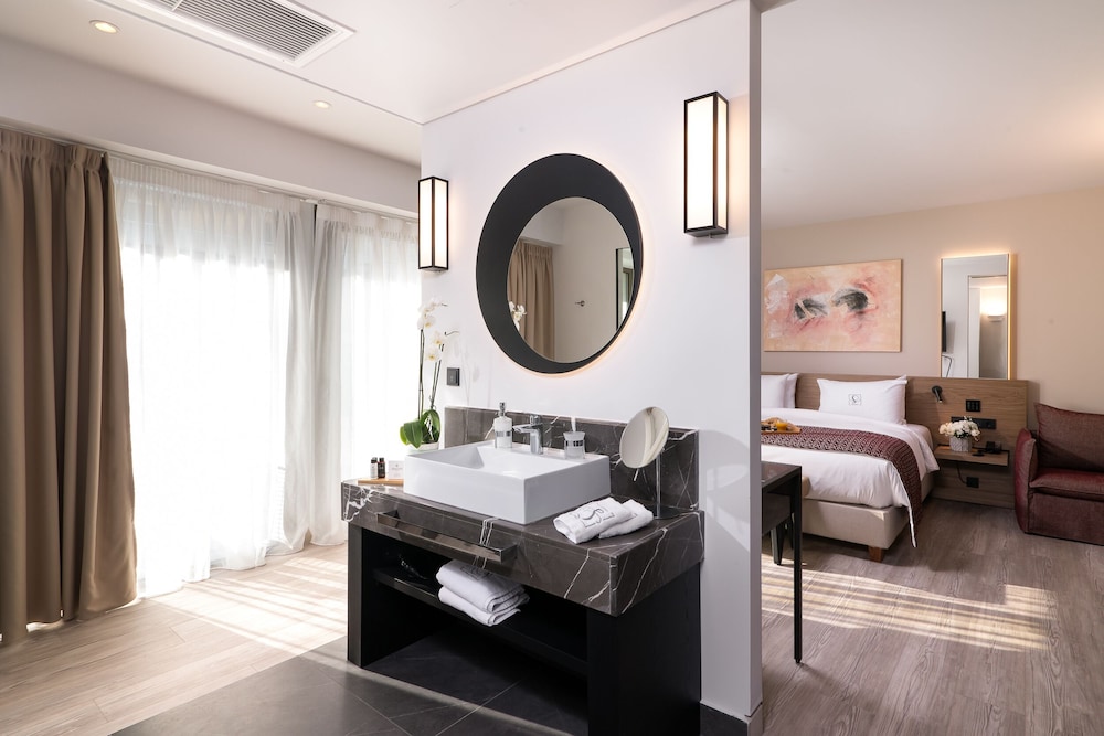 Deluxe Room (King) - Photo 15
