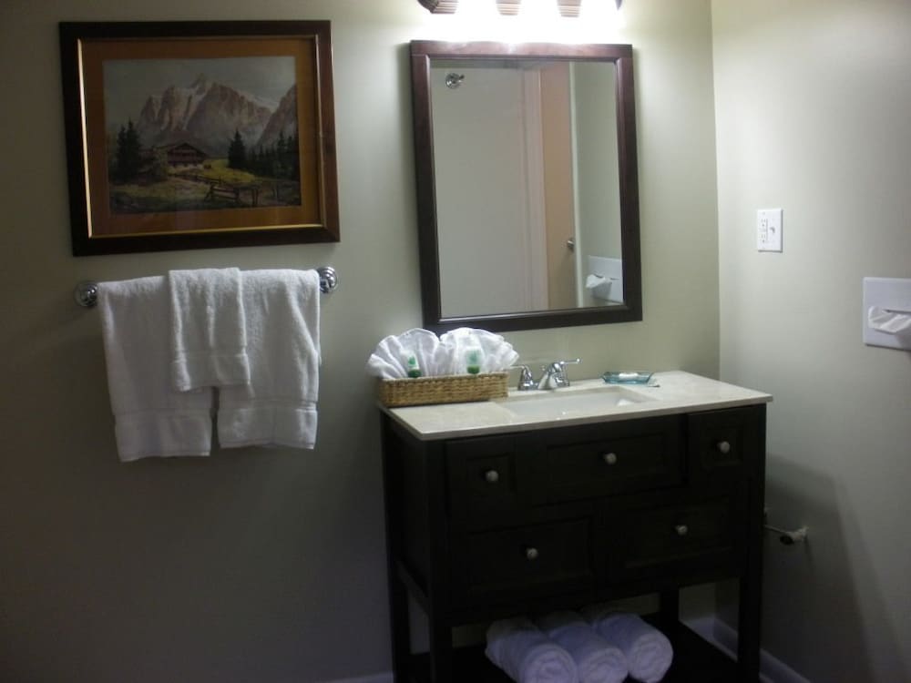 Deluxe Room, 1 King Bed photo 3