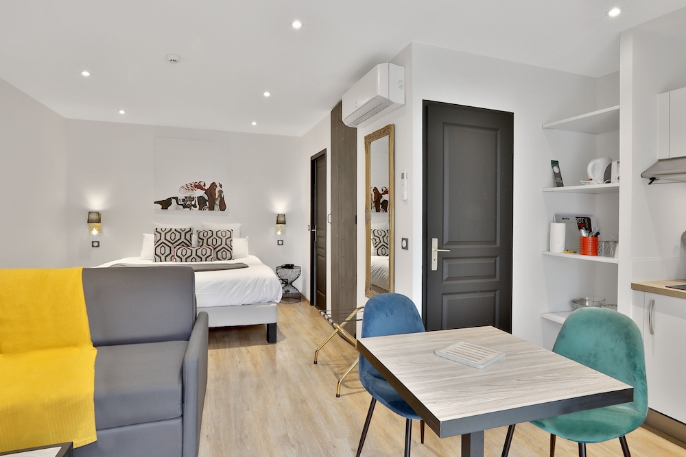 Comfort Studio, 1 King Bed, Garden View
