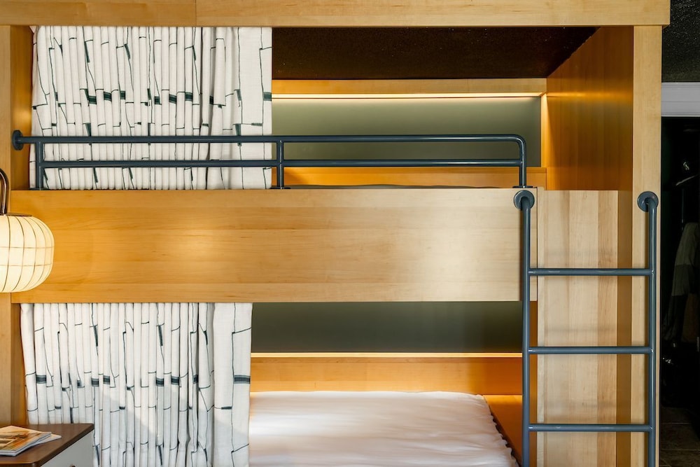 Suite, River View (2 Queens & Private Bunk) photo 2