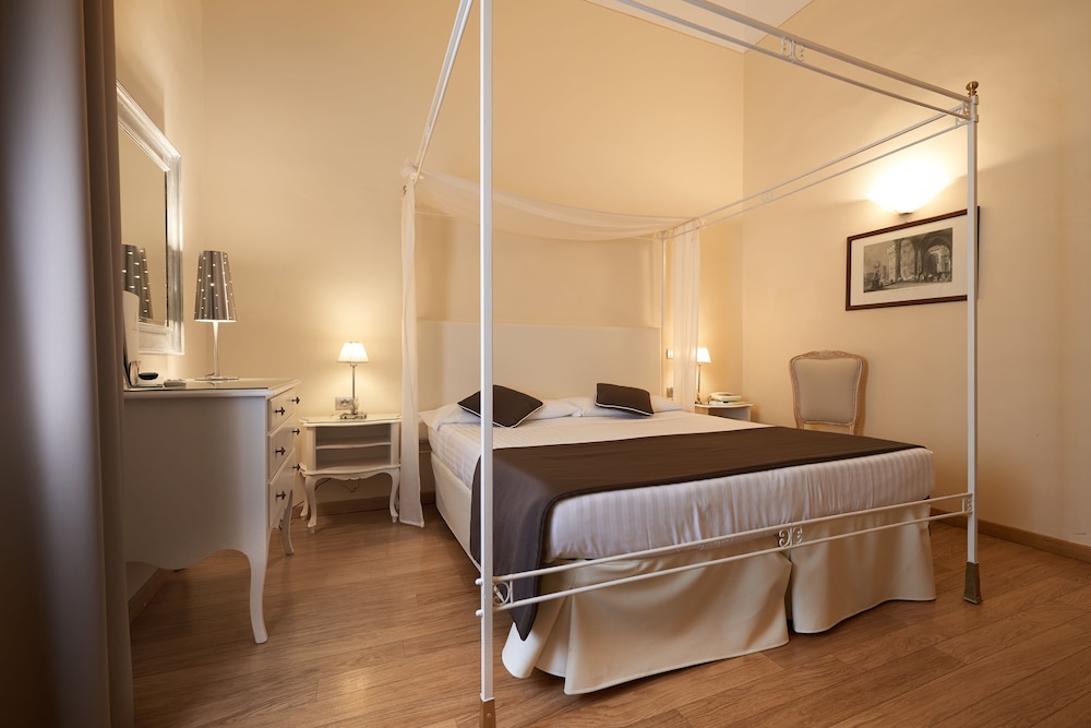 Standard Double or Twin Room thumbnail 5