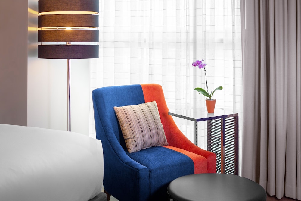 Suite, 1 King Bed, Hearing Accessible (Roll-In Shower)