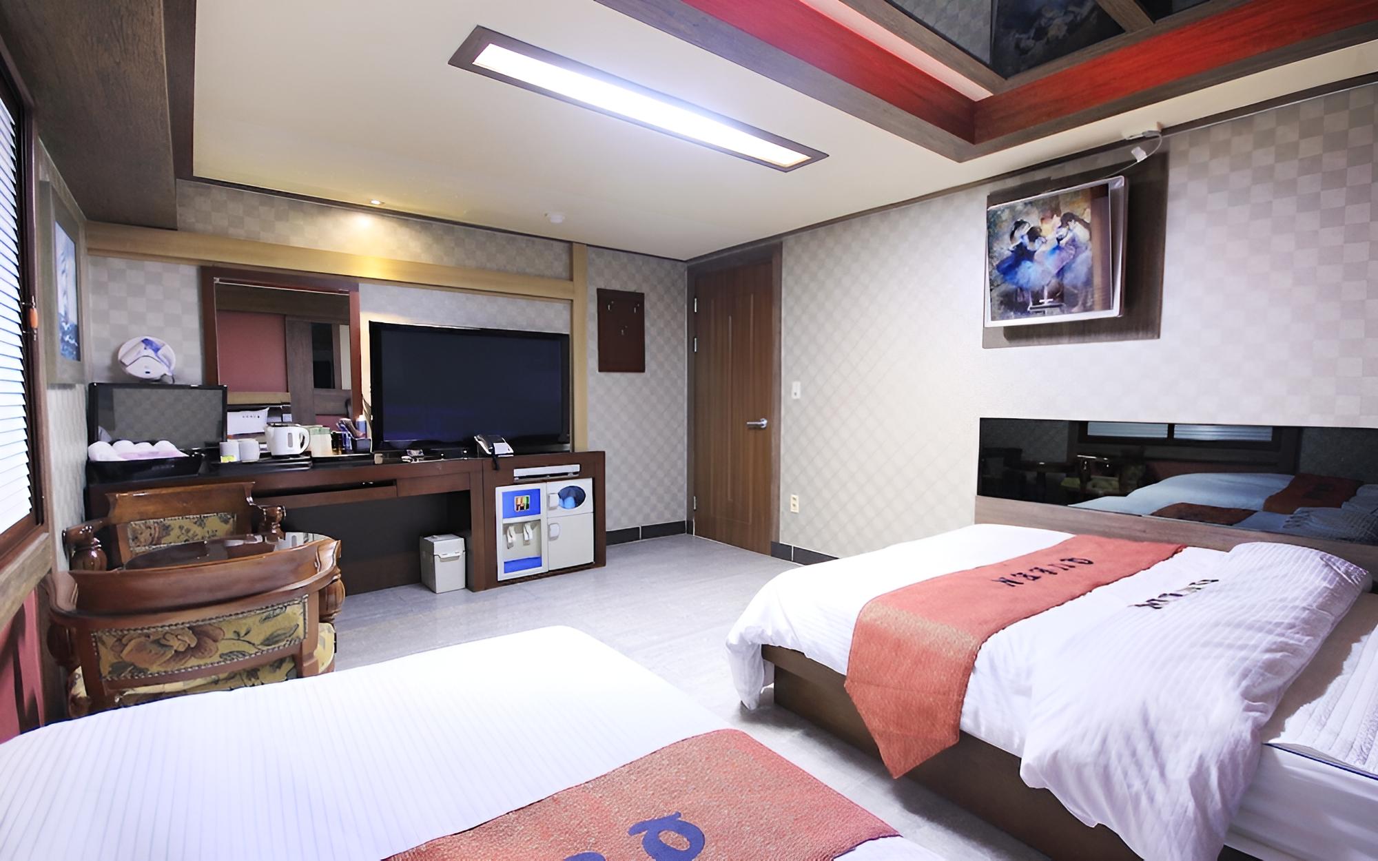 Room (Premium Twin) - Photo 17