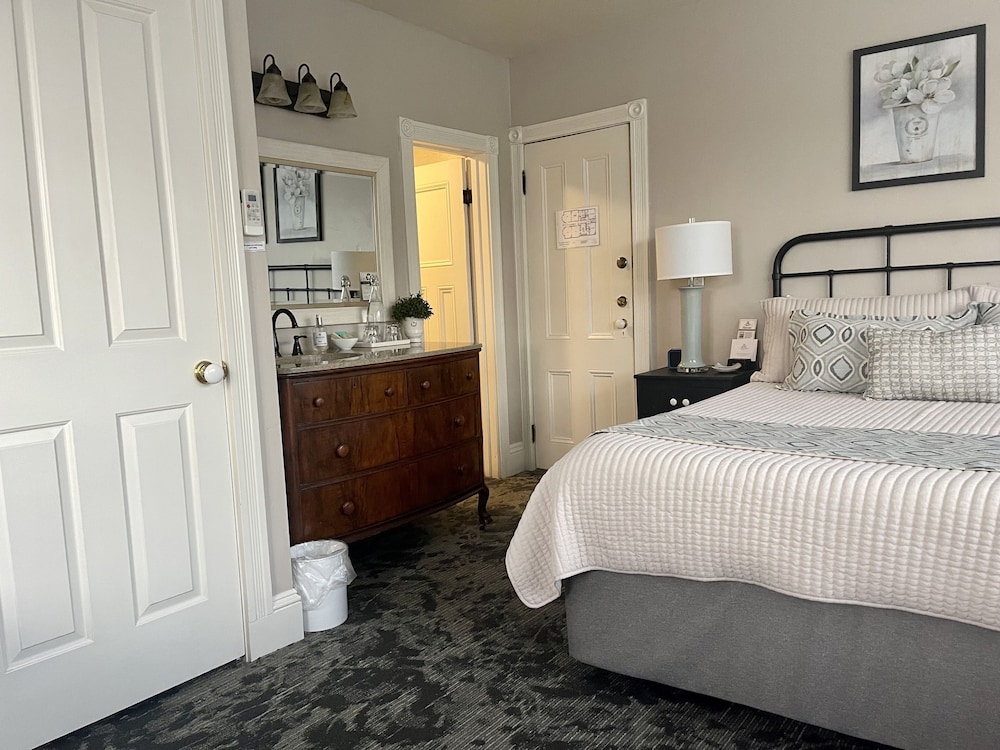 Anna Anderson, 1 Queen Bed and 1 Twin Bed photo 3