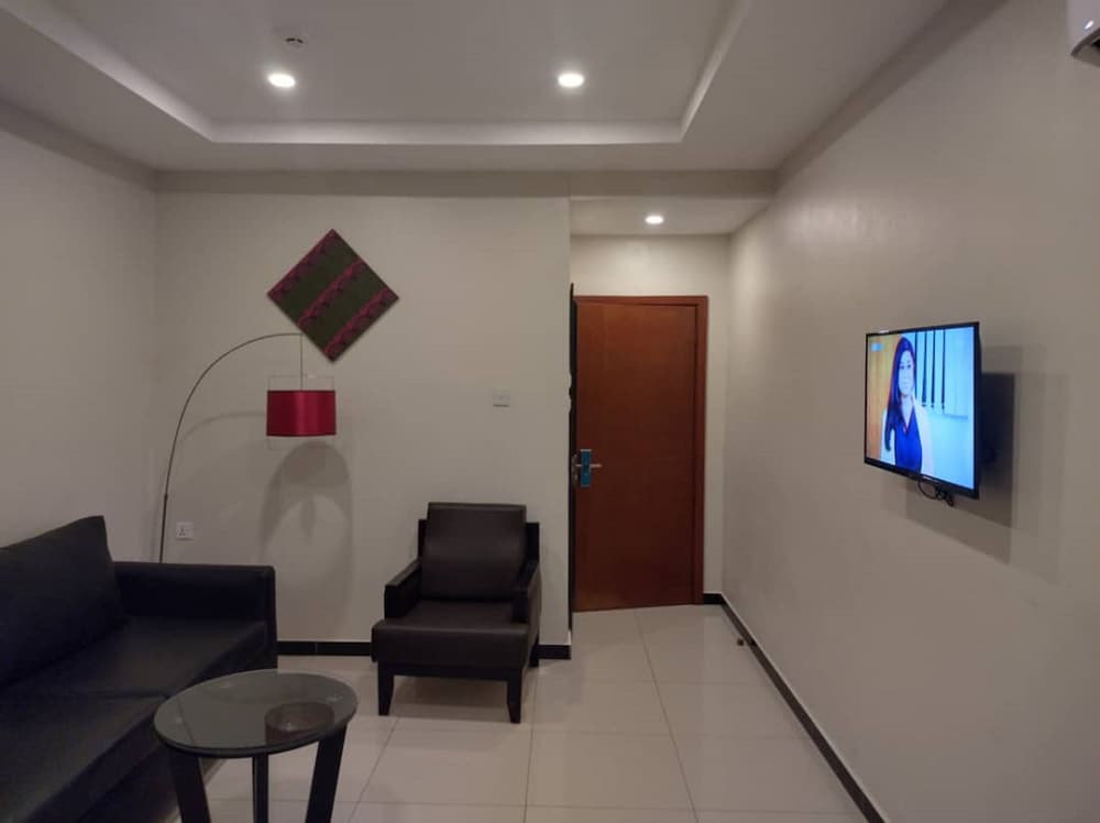 Executive Suite - Photo 3