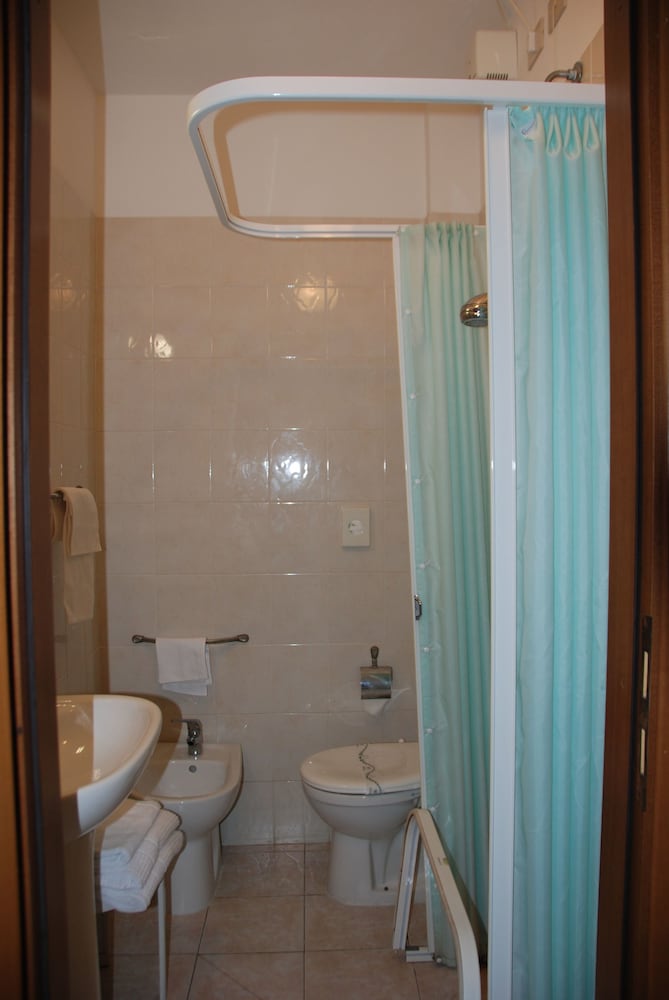Standard Double or Twin Room - Photo 4