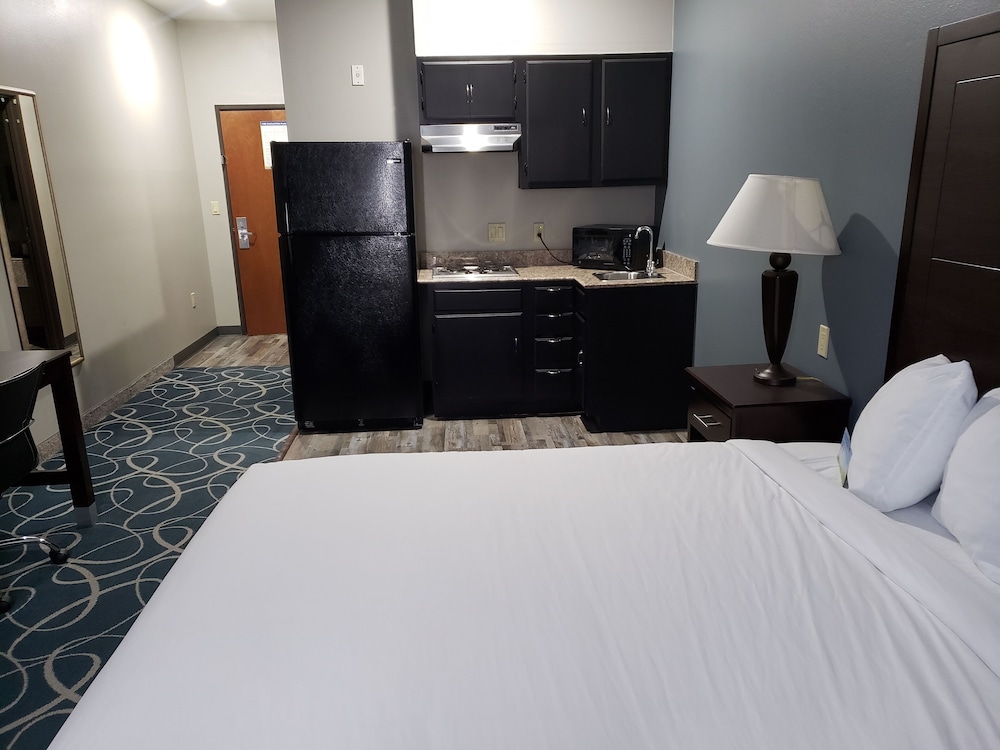 Basic Room, 1 Queen Bed, Non Smoking - Photo 3