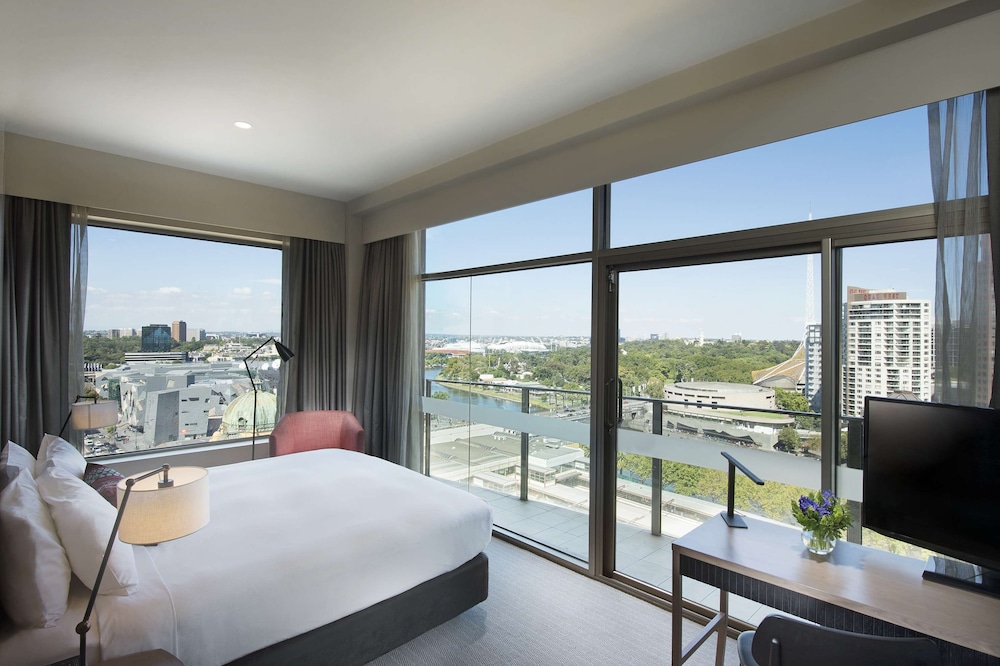 Room, 1 King Bed, Balcony, River View (Skyline) - Photo 7