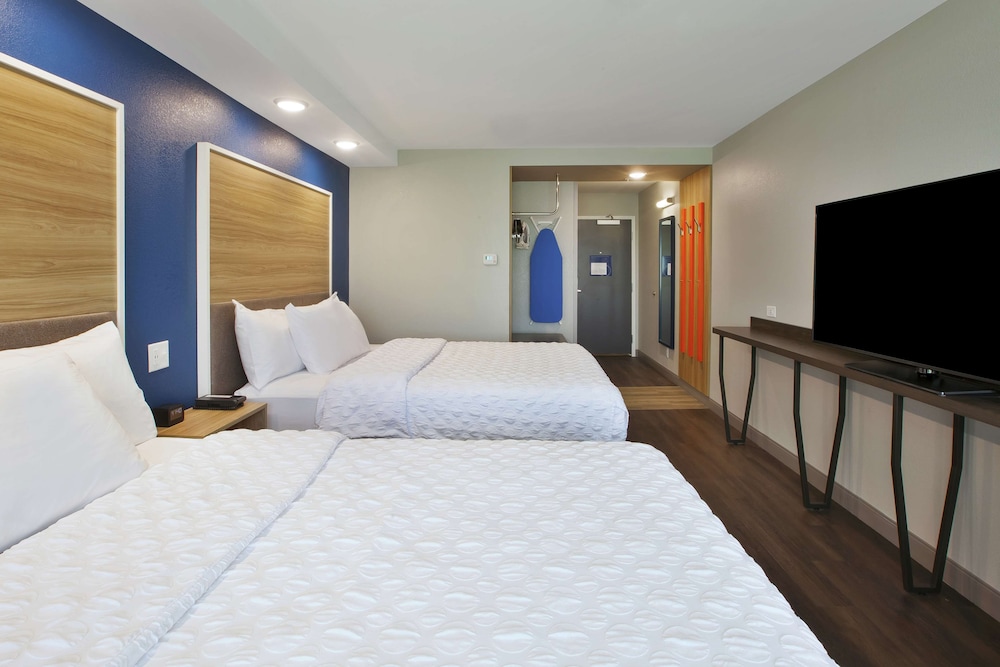 Room, 2 Queen Beds photo 2