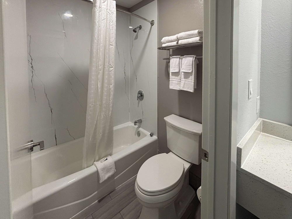 Deluxe Room, 2 Queen Beds, Smoking, Refrigerator & Microwave - Photo 2