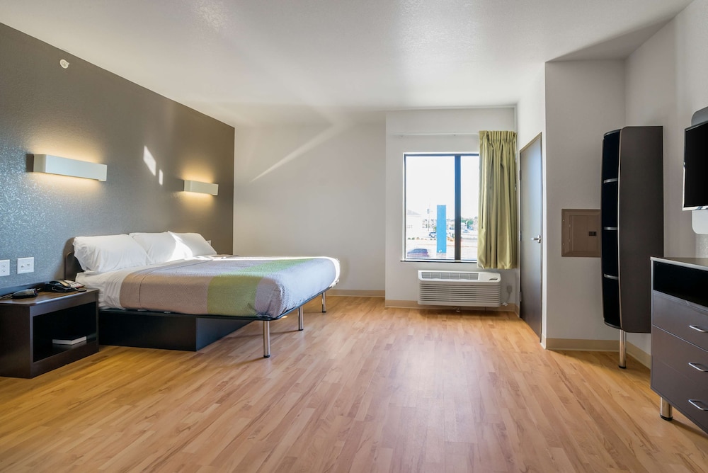 Deluxe Room, 1 King Bed, Non Smoking, Kitchenette photo 2