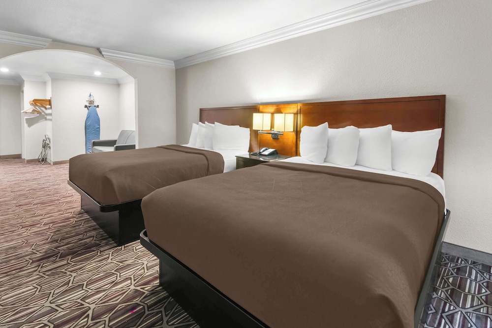 Standard Room, 2 Queen Beds, Non Smoking, Refrigerator & Microwave (with Sofabed) photo 2