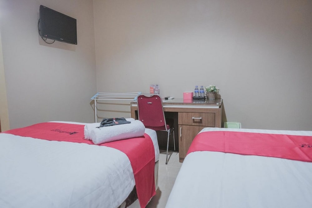 Twin Room (RedDoorz) - Photo 2