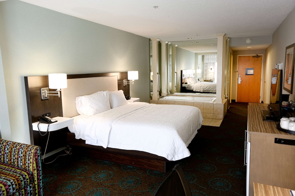 Room, 1 King Bed, Jetted Tub (Waterfront) - Photo 2