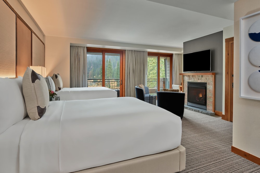 Queen Room with Two Queen Beds and Fireplace (Non Smoking) photo 2