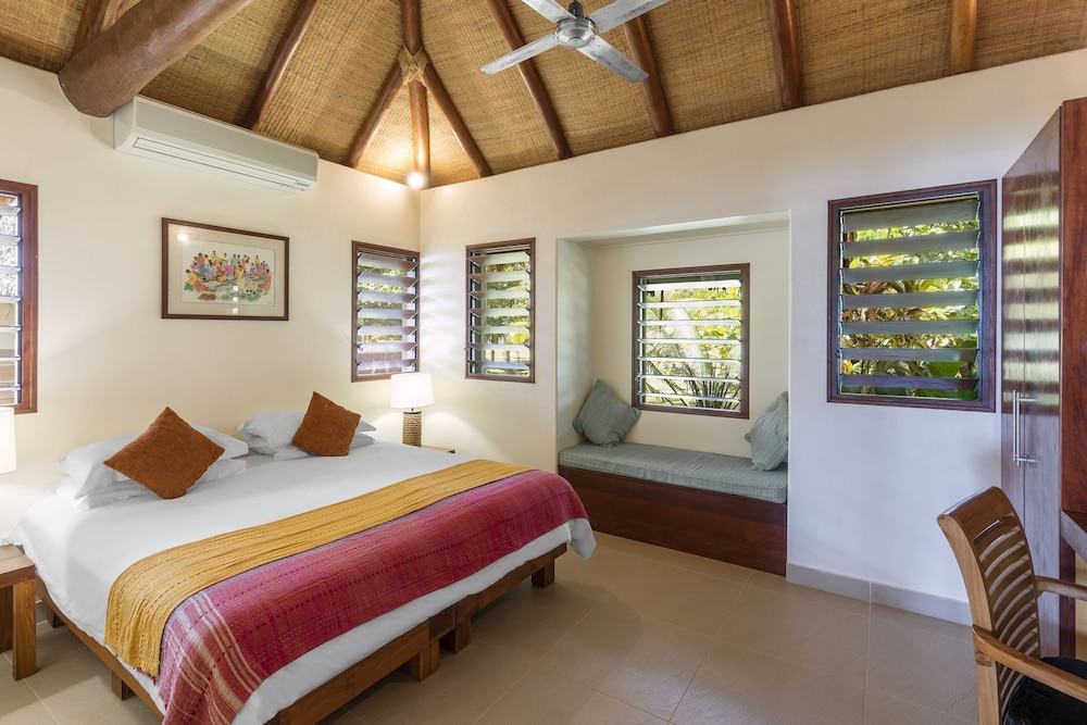 Three Bedroom Beachfront Villa photo 3