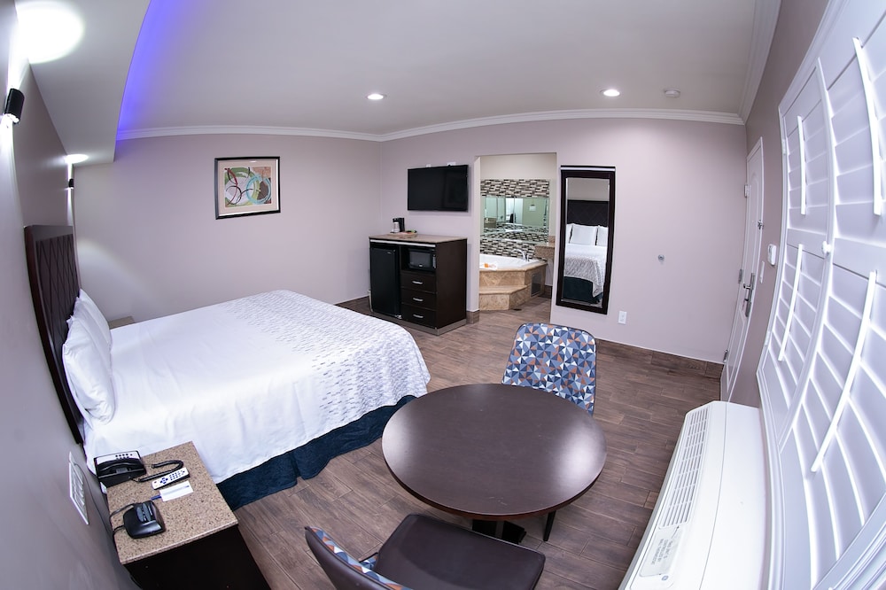 Luxury Suite, 1 King Bed, Non Smoking, Jetted Tub