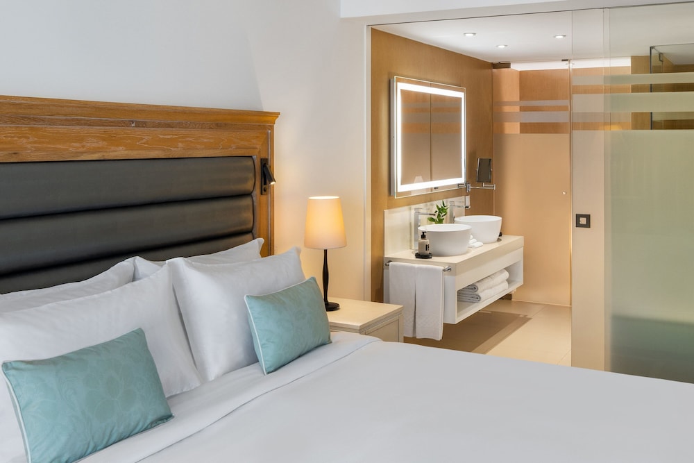 Junior Suite, 1 Queen Bed, Resort View thumbnail 5