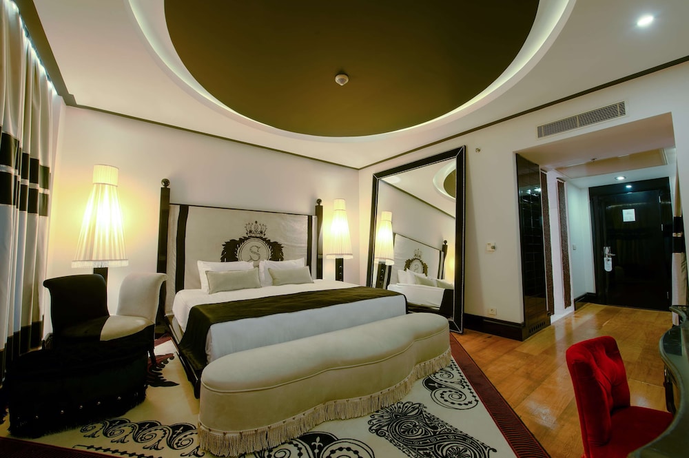Deluxe Room thumbnail 5