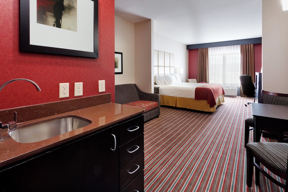 Suite, 1 King Bed with Sofa bed photo 2