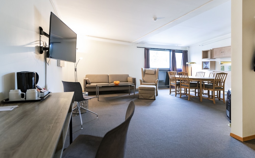 Suite - Photo 1