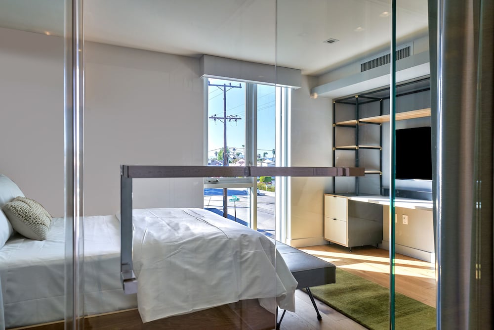 Premier Suite (Full Bed) thumbnail 5