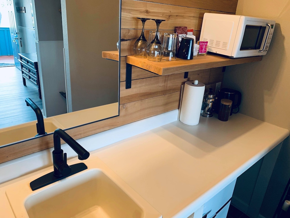 Deluxe Studio with Jetted Tub photo 2