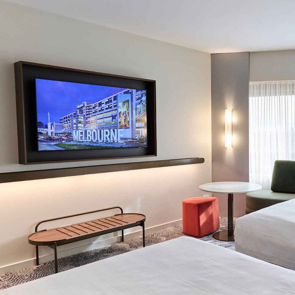 Superior Twin Room - Runway View - Photo 3