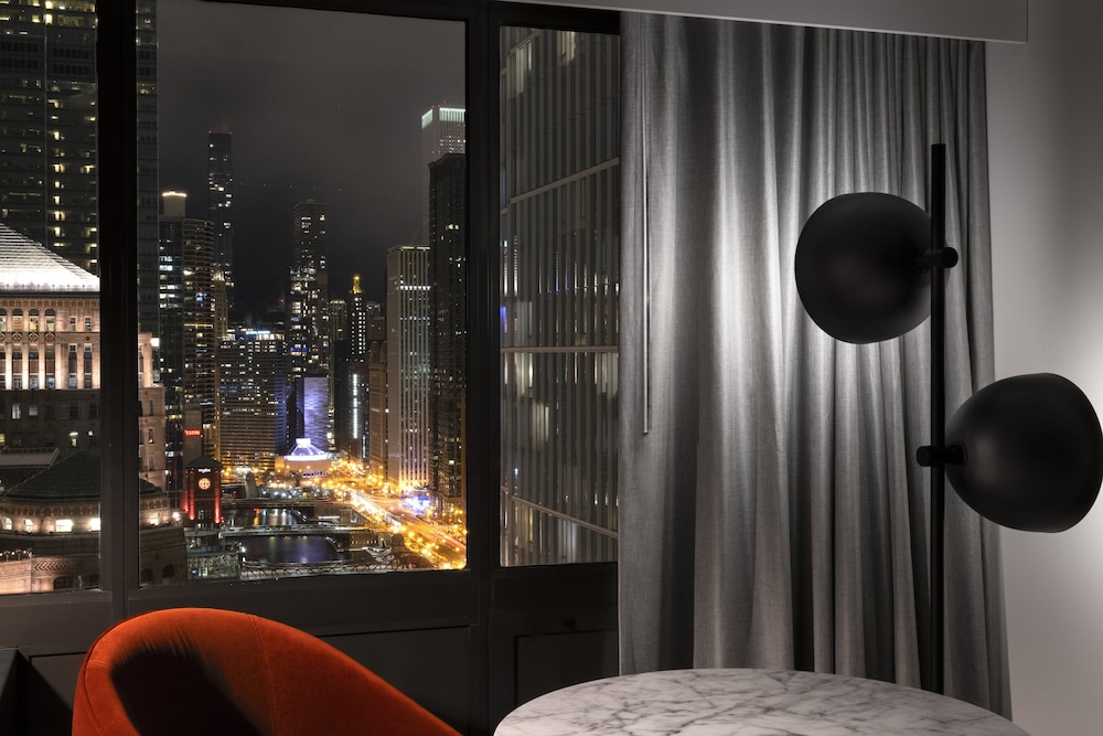Premium Room, 1 King Bed (Chicago Skyline View) - Photo 8