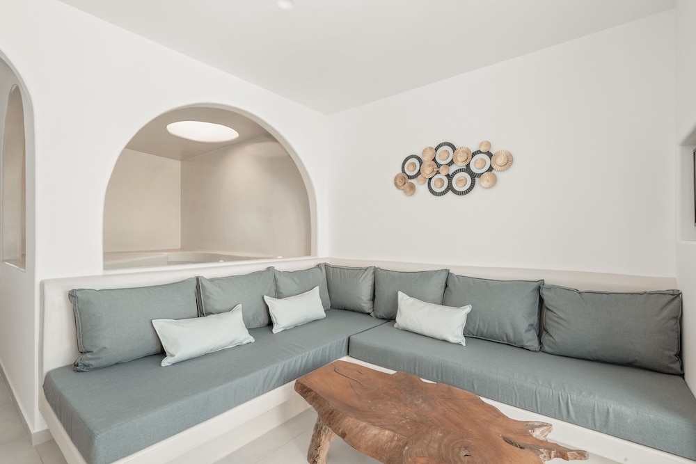Honeymoon suite with private pool, interior hot tub & Sea View - Photo 2