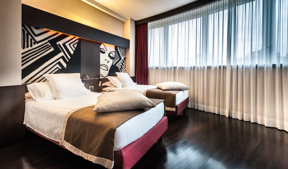 Premium Room, 2 Twin Beds, Corner thumbnail 5