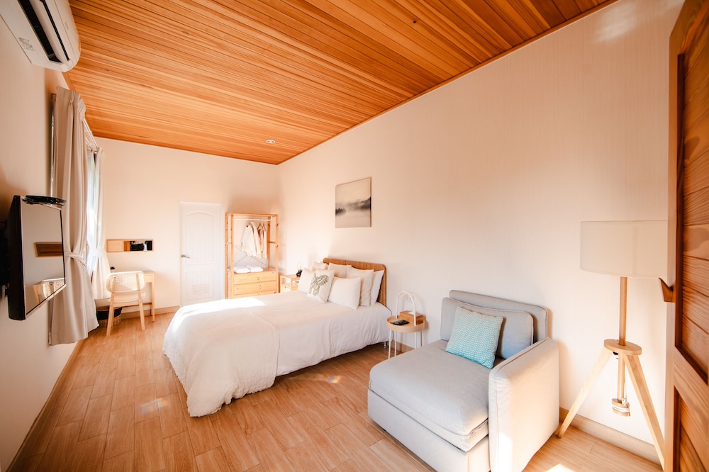 Two Bedroom Suite with Kitchen (Breakfast Included, Dinner Not Included) - Photo 20