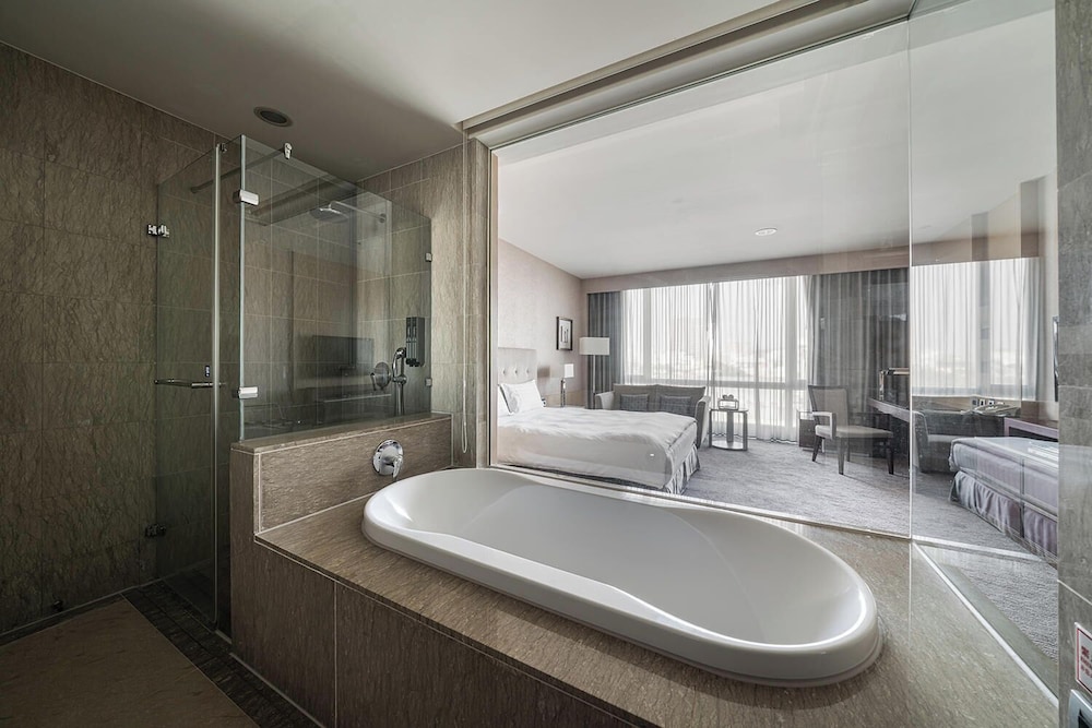 Superior Room, 1 King Bed photo 3