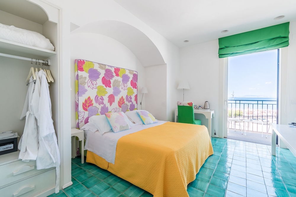 Family Suite, 1 Bedroom, Bathtub, Sea View